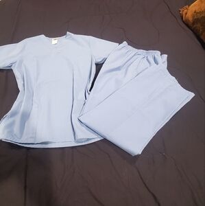 5 pairs of scrubs small size UA and cherokee and one long sleeve